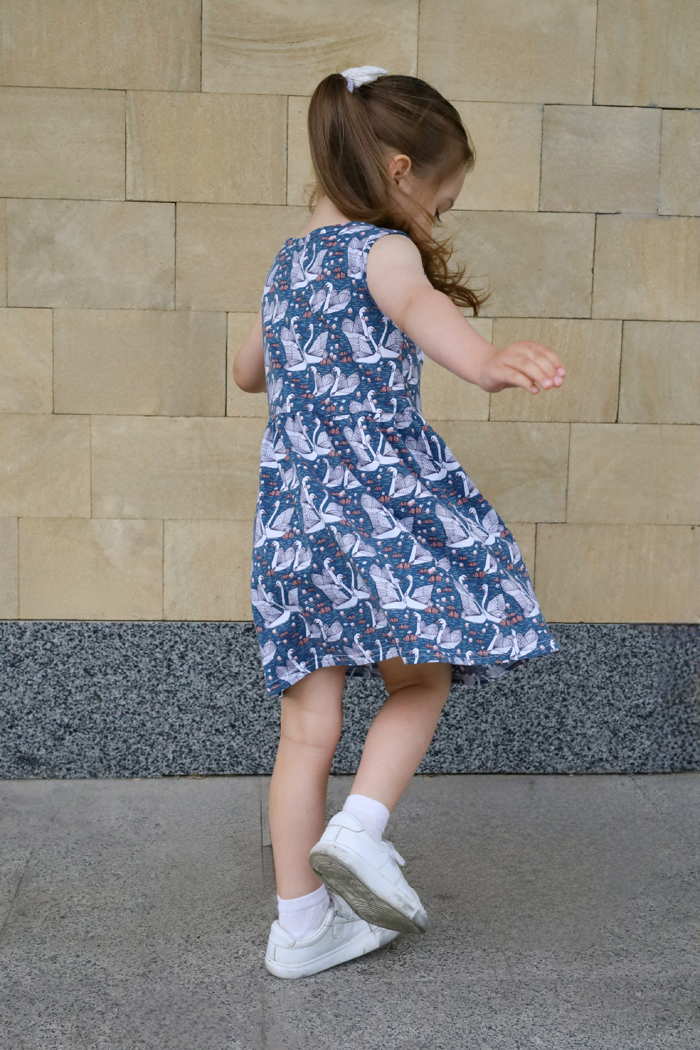 Платье без рукавов Mjölk Лебеди