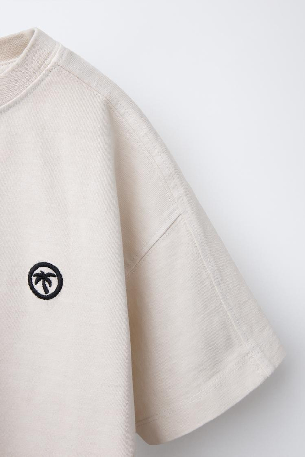 ZARA ФУТБОЛКА С ЭФФЕКТОМ ПОТЕРТОСТИ И ВЫШИВКОЙ «ПАЛЬМА», ЭКРЮ