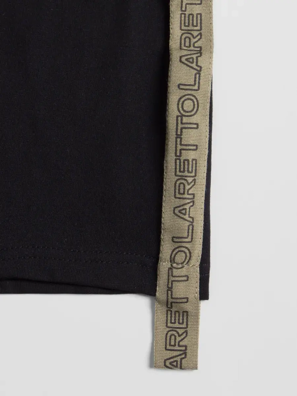 Черная футболка для мальчика в школу