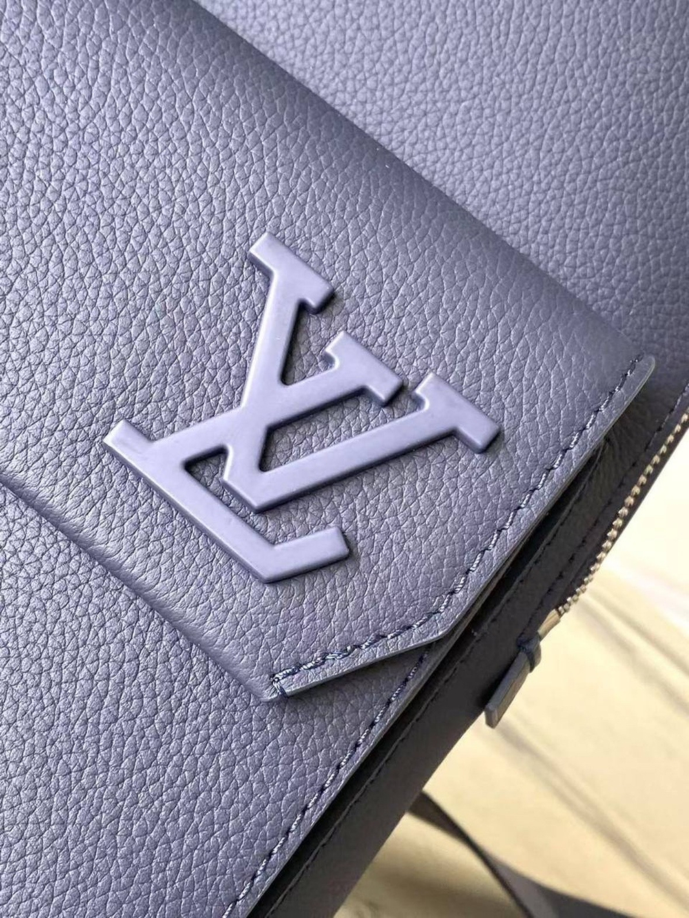 Нагрудная сумка-слинг Louis Vuitton
