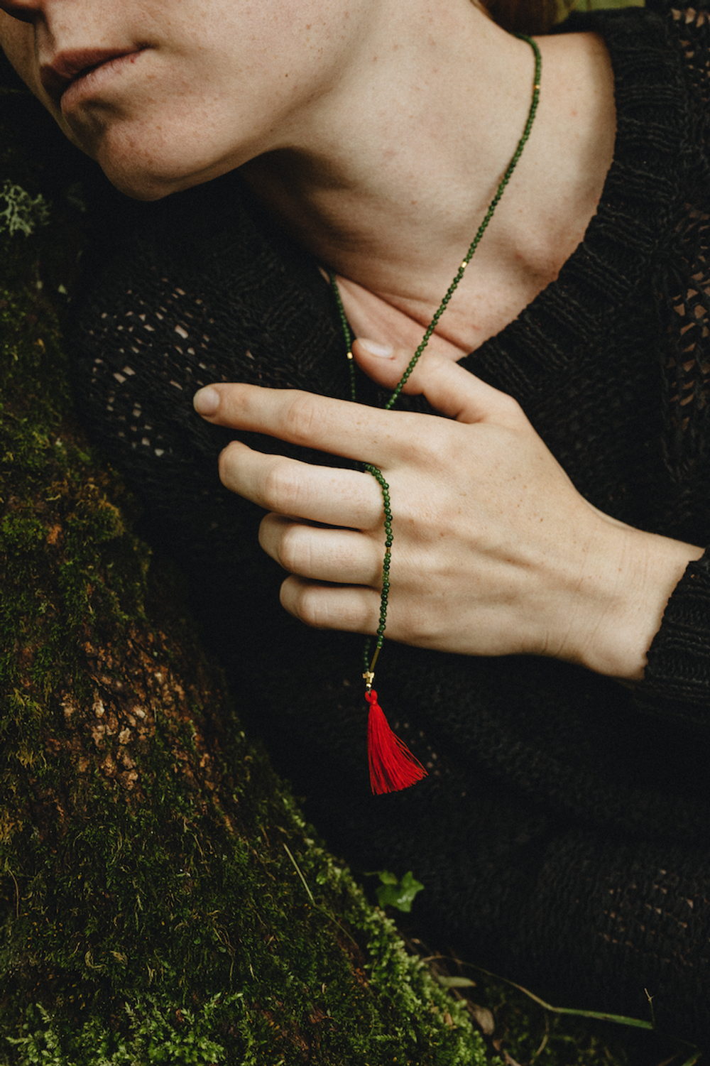 Подвеска из зеленого агата с красными кистями 65 см