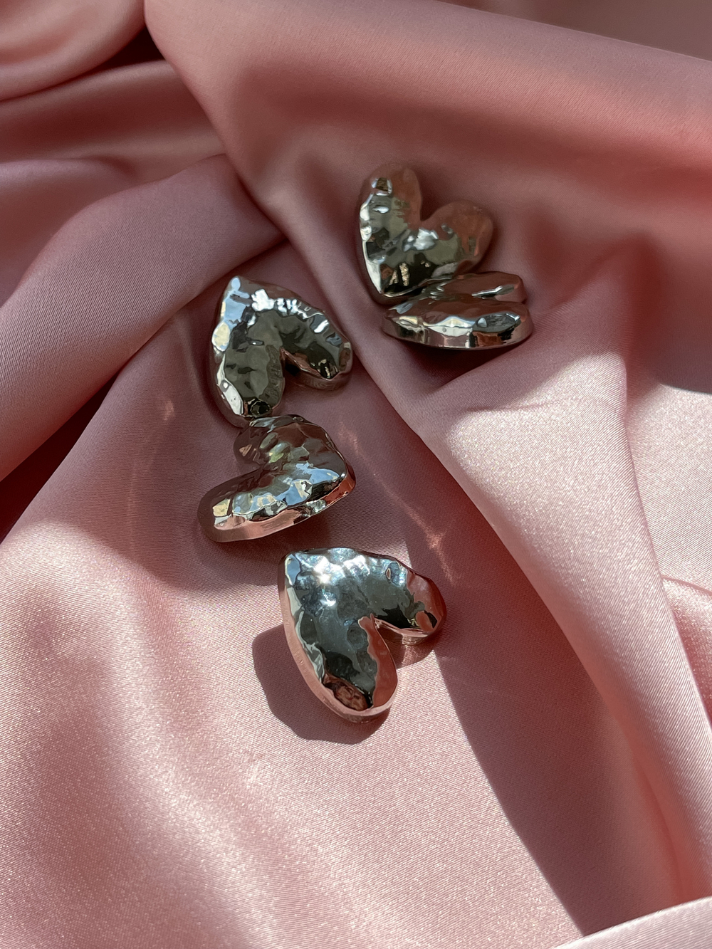 Пуговицы сердечки мятый металл серебро