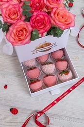 Шкатулка "Клубничная нежность" с розами и клубникой в шоколаде