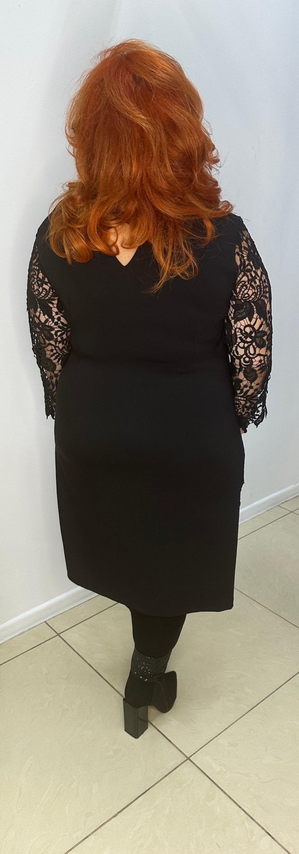 Черное платье с ажурными рукавами
