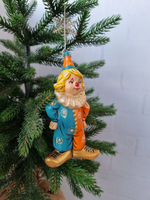 Клоун в оранжево-голубом костюме