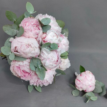 Букет невесты с бутоньеркой из пионов