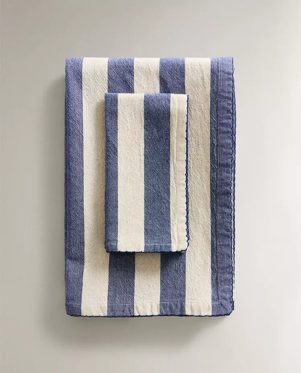 ZARA HOME БАЗОВАЯ СКАТЕРТЬ В ПОЛОСКУ, ЭКРЮ/СИНИЙ