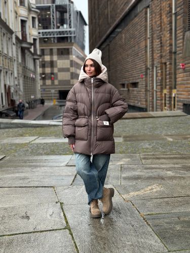 Удлиненный шоколадный пуховик с контрастным капюшоном