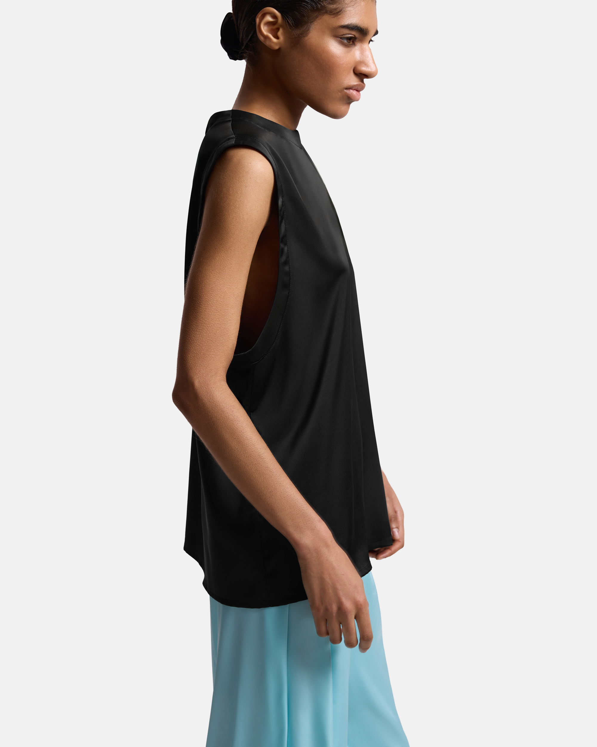 МАЙКА ИЗ САТИНА