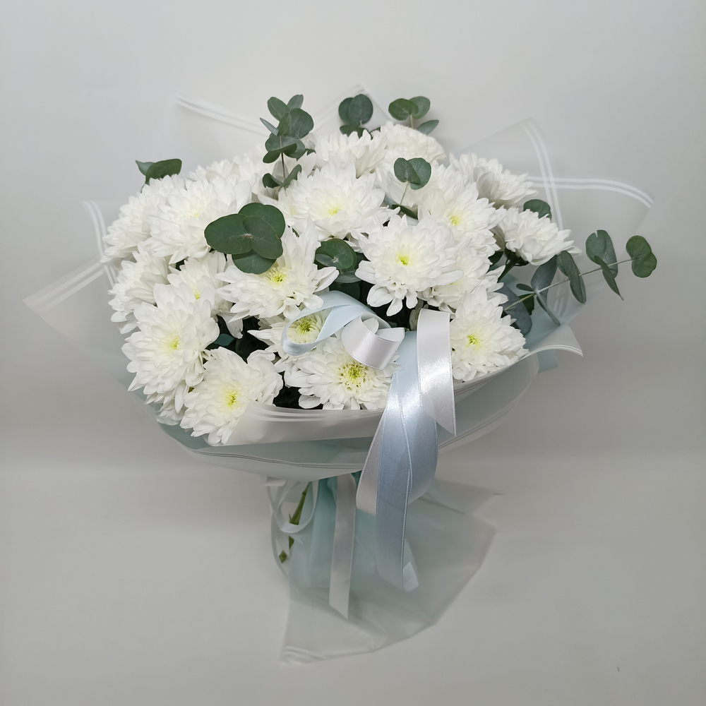 Букет хризантем с эвкалиптом Анна