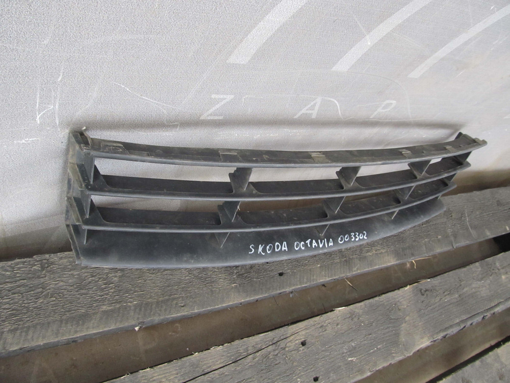 Решетка бампера Skoda Octavia 2 (A5) 08-13 Б/У Оригинал 1Z0853677C