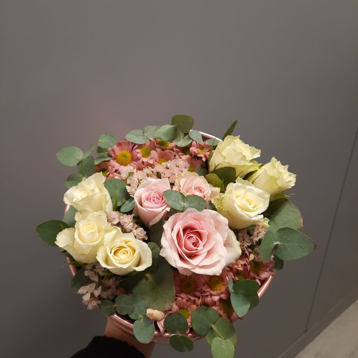 Композиция из роз, сантини и эвкалипта