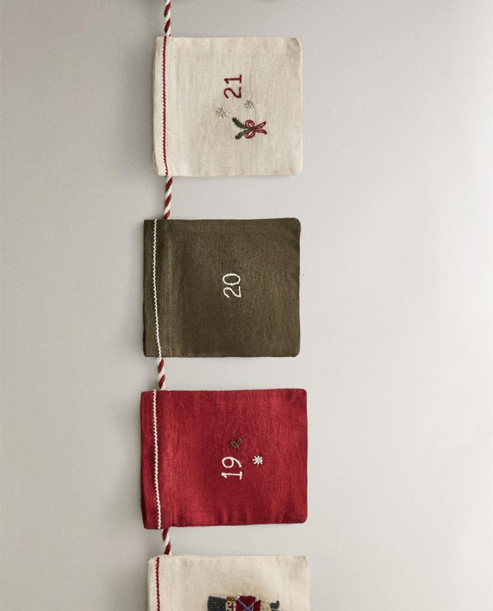 ZARA HOME РОЖДЕСТВЕНСКИЙ КАЛЕНДАРЬ С ВЫШИВКОЙ, РАЗНОЦВЕТНЫЙ