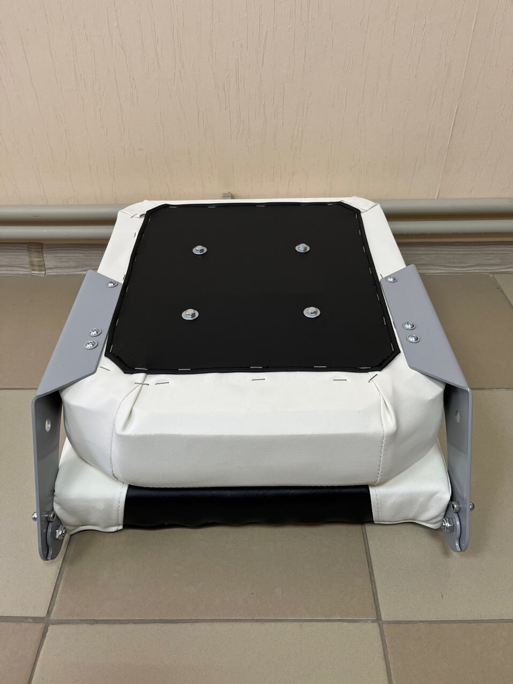 Сиденье на лодку, катер, без крепления, 430х380х200 мм (черный, белый)