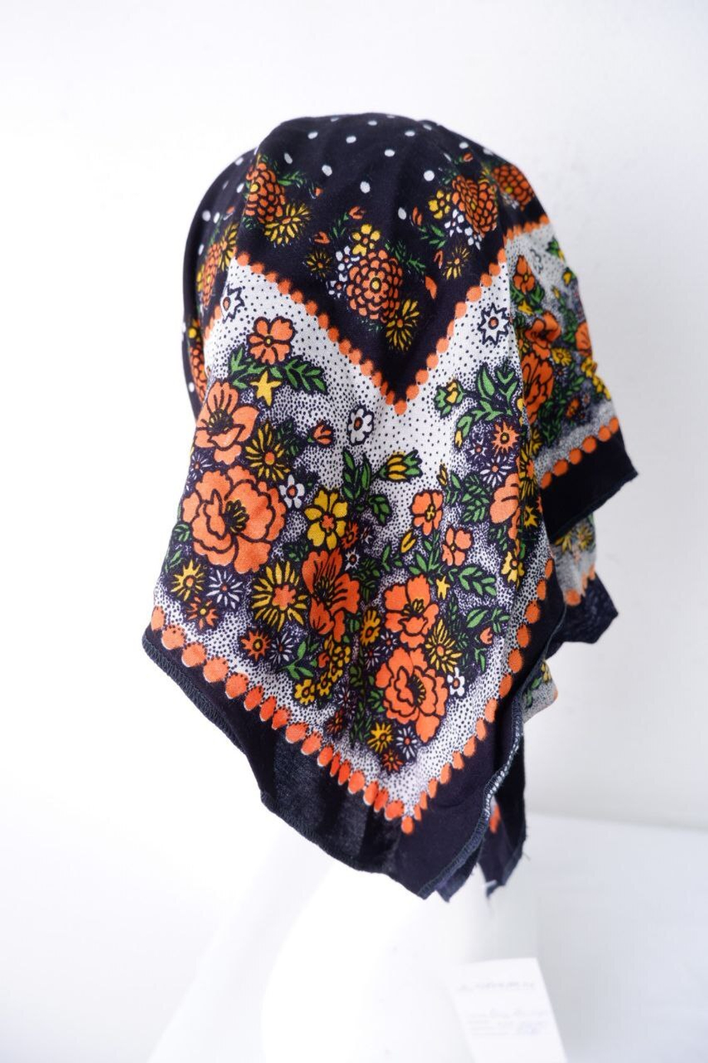 Косынка с ярким принтом