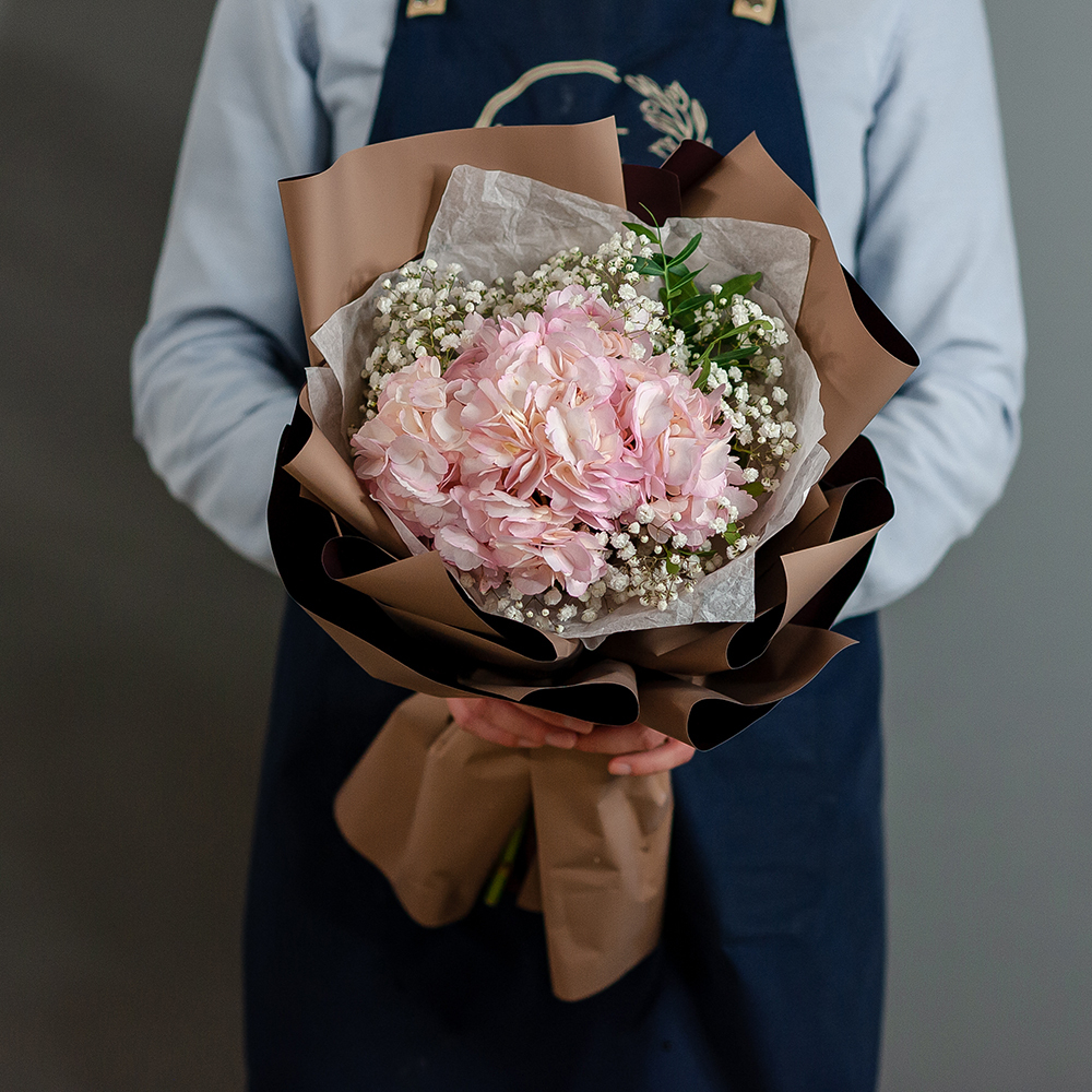 Розовая гортензия с гипсофилой