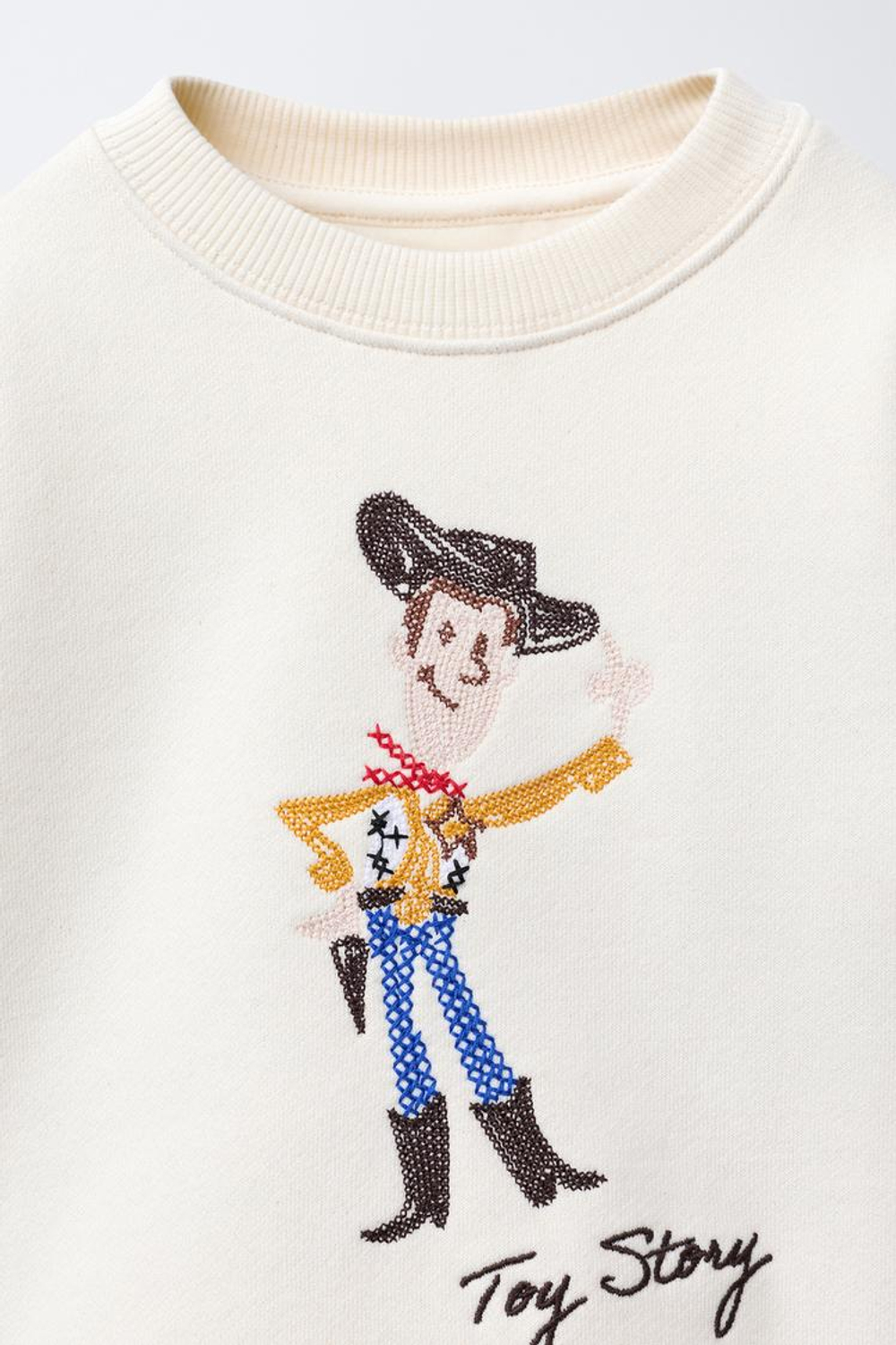 ZARA ТОЛСТОВКА С ВЫШИВКОЙ BUDDY TOY STORY © DISNEY PIXAR, ЭКРЮ