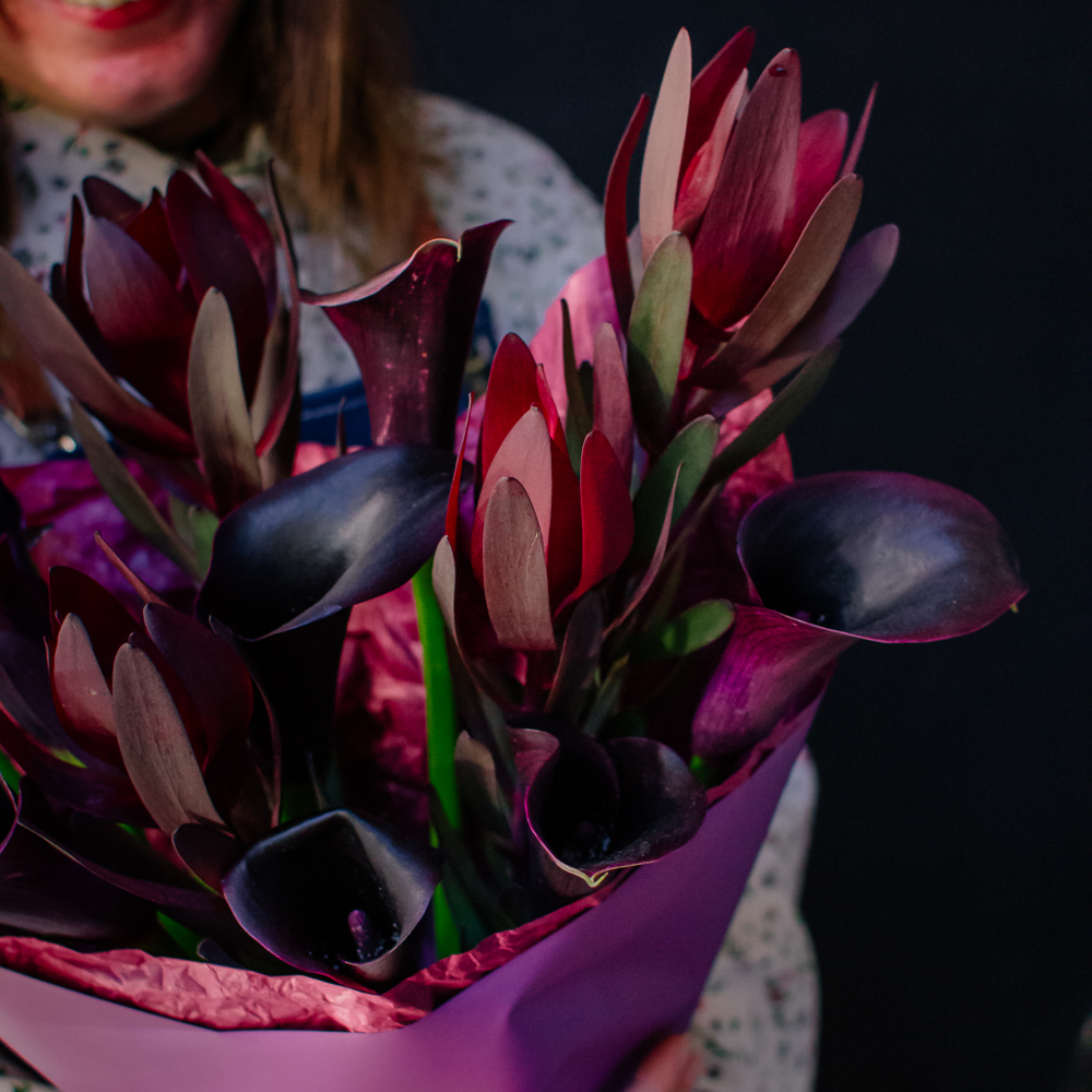 46. Насыщенный дуо-букет с каллами и леукондендронами