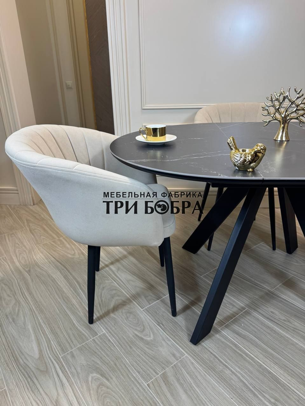 Круглый раздвижной стол "Бонжур", керамогранит, черный мрамор и стулья "Версаль"