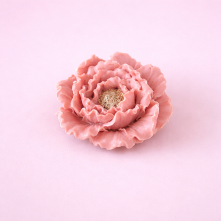 Пион распустившийся из шоколадной глазури