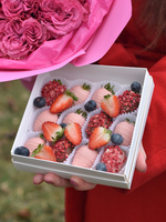 Букет из пионовидных роз «Purpur» 15 шт и клубника в шоколаде