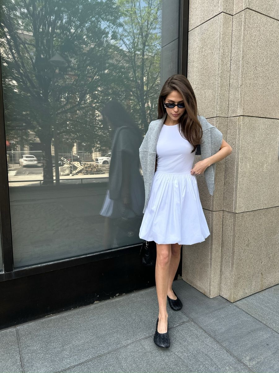 Платье с пышной юбкой мини молочное