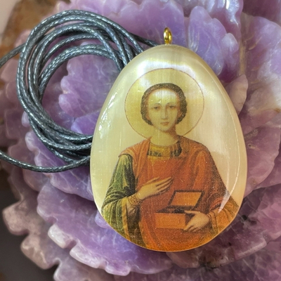 49747  Селенит оберег кулон Пантелеимон 32*45мм