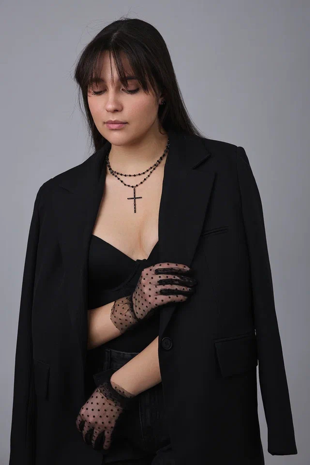 Колье тонкий черный крест на двойной цепочки из черных кристаллов