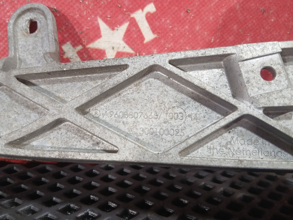 Кронштейн бампера левый