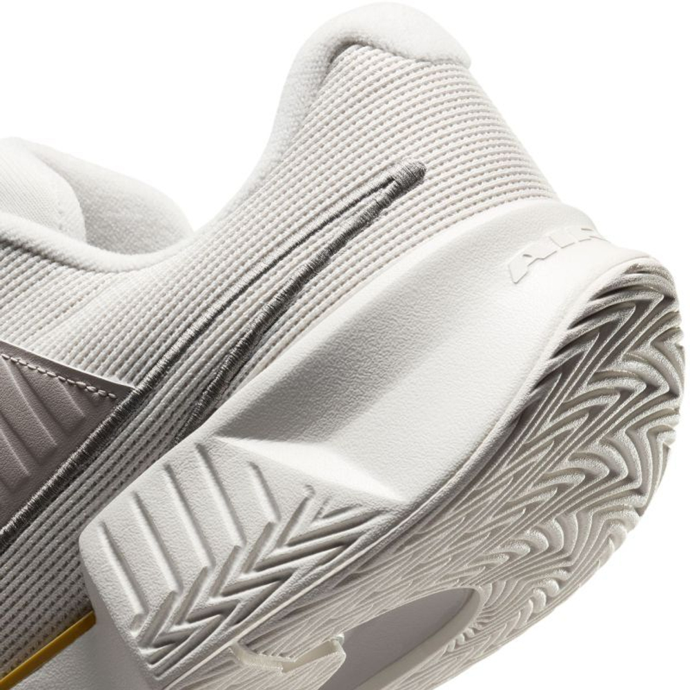 Мужские кроссовки теннисные Nike Zoom GP Challenge Pro Premium - белый