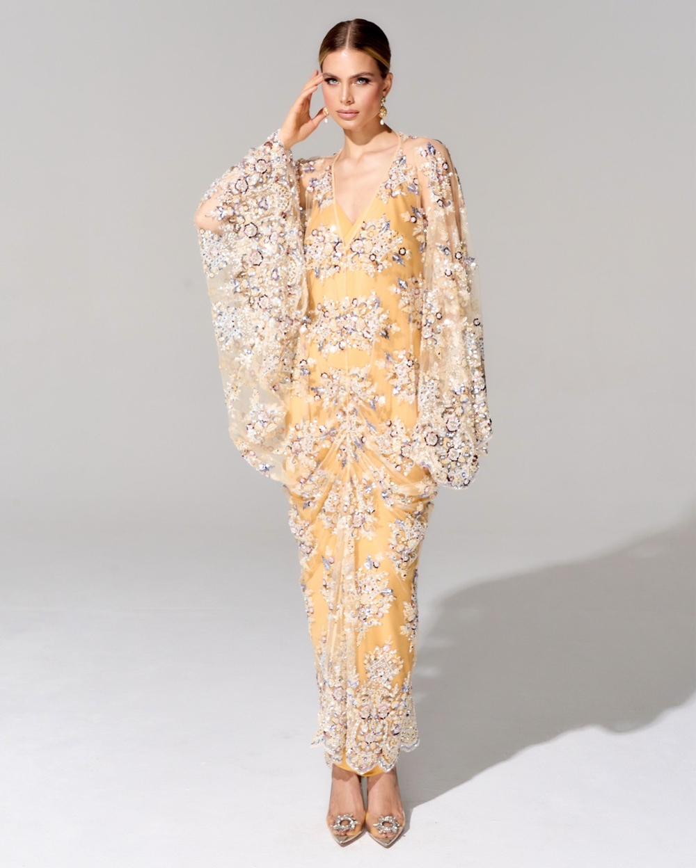 Платье с вышивкой ручной работы