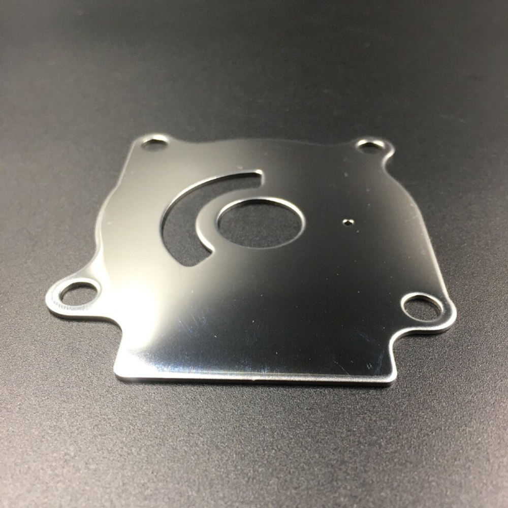 Пластина помпы охлаждения Suzuki DT20-40, DF25-50 (Omax)