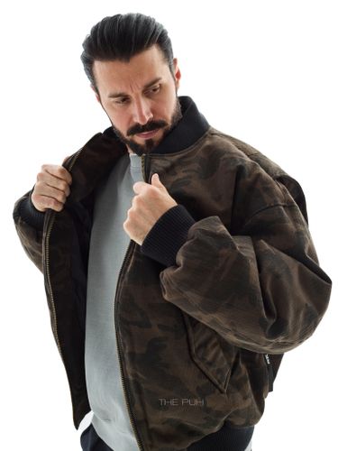 Утепленный бомбер с камуфляжным принтом