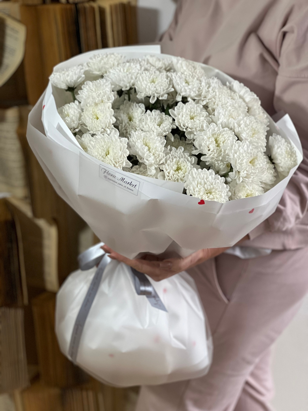 Объемный букет из кустовых хризантем в нежном оформлении
