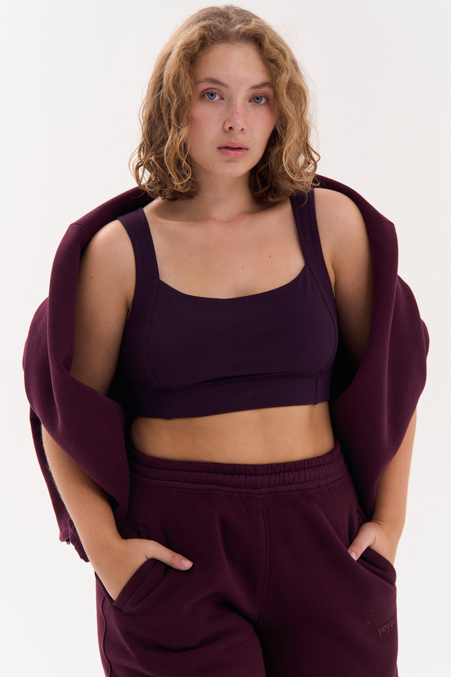 Джоггеры из футера с начесом в винном цвете