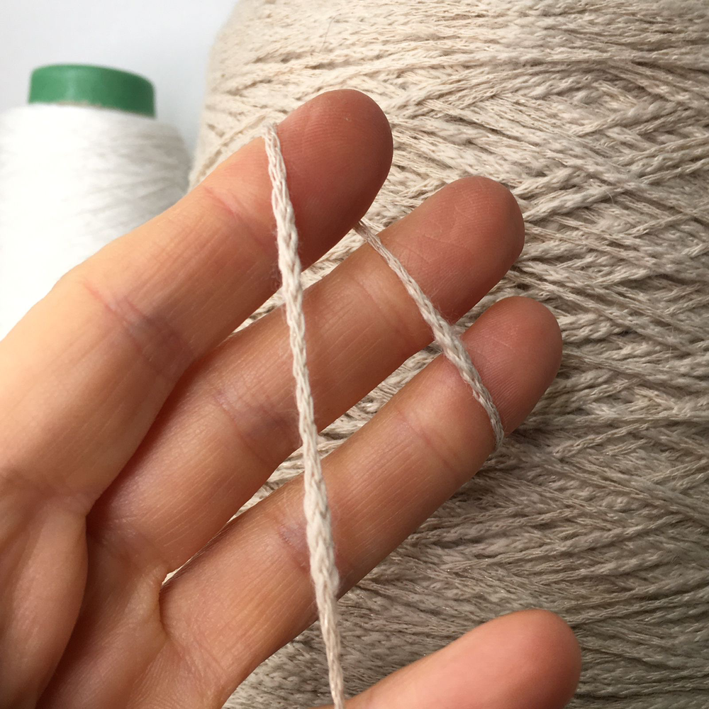 MAIS - LANIFICIO dell' OLIVO; меринос, п/а, люрекс; 230м/100гр; цвет: светло-бежевый шнурок, фактурный, с тонким золотистым люрексом; ТОЛЬКО!! бобинка: 127, 183 гр