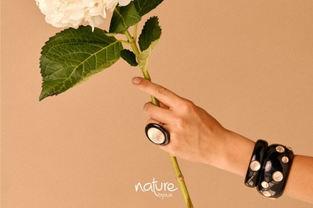 Браслет Nature Bijoux, Saint Honore, кафф из рога, с ракушками Capiz в смоле, NB26.1-13-44435 (черны