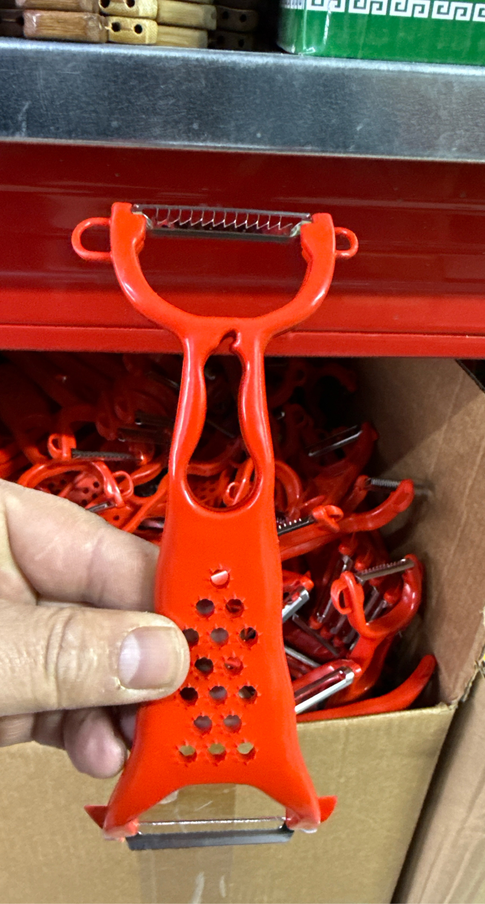 Овощечистка экономка ( Кисловодск) красная