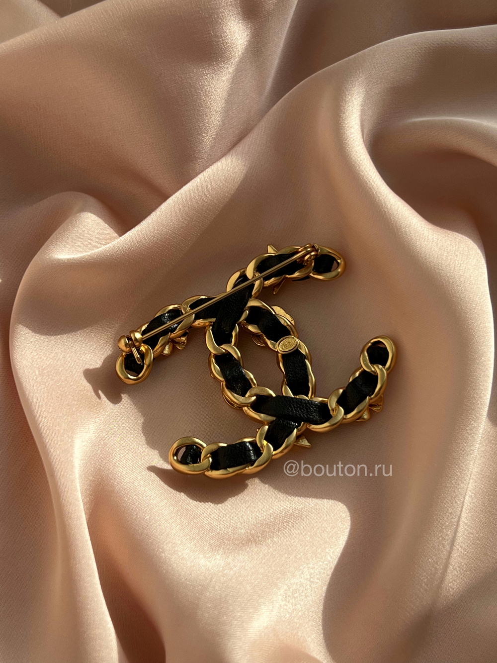 Брошь Шан. матовое золото черная кожа