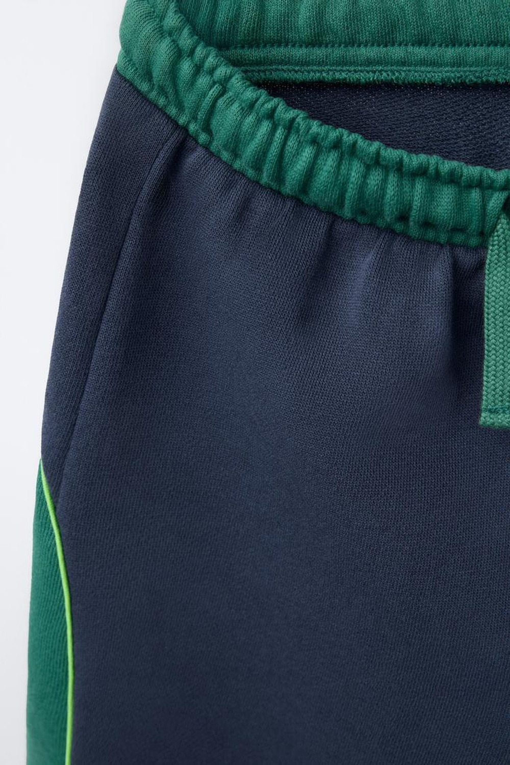 ZARA ШОРТЫ ИЗ МЯГКОЙ ТКАНИ С ПРИНТОМ PRINCE ®, ЗЕЛЕНОВАТО-СИНИЙ