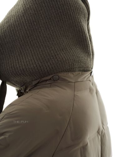 Тонкий пуховик с вязаным капюшоном в цвете хаки