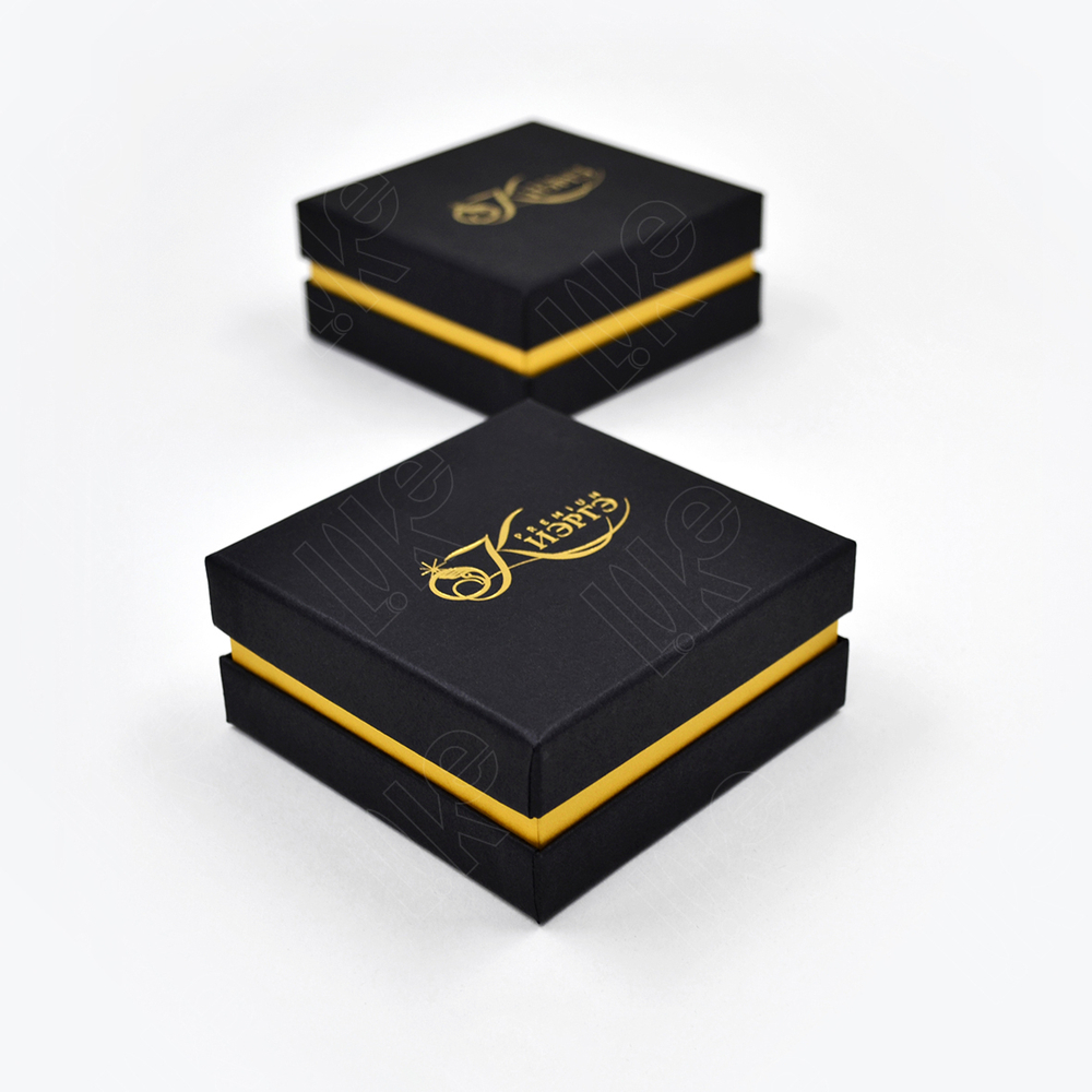 Футляр картонный с округлыми гранями и прослойкой.