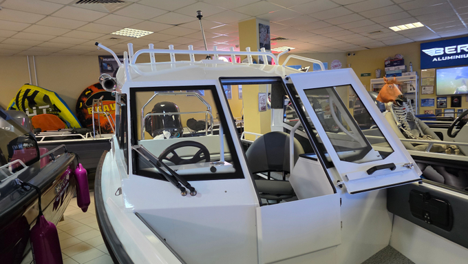 Лодка Беркут L-HT Open. В наличии. Цвет Черный низ - серый верх