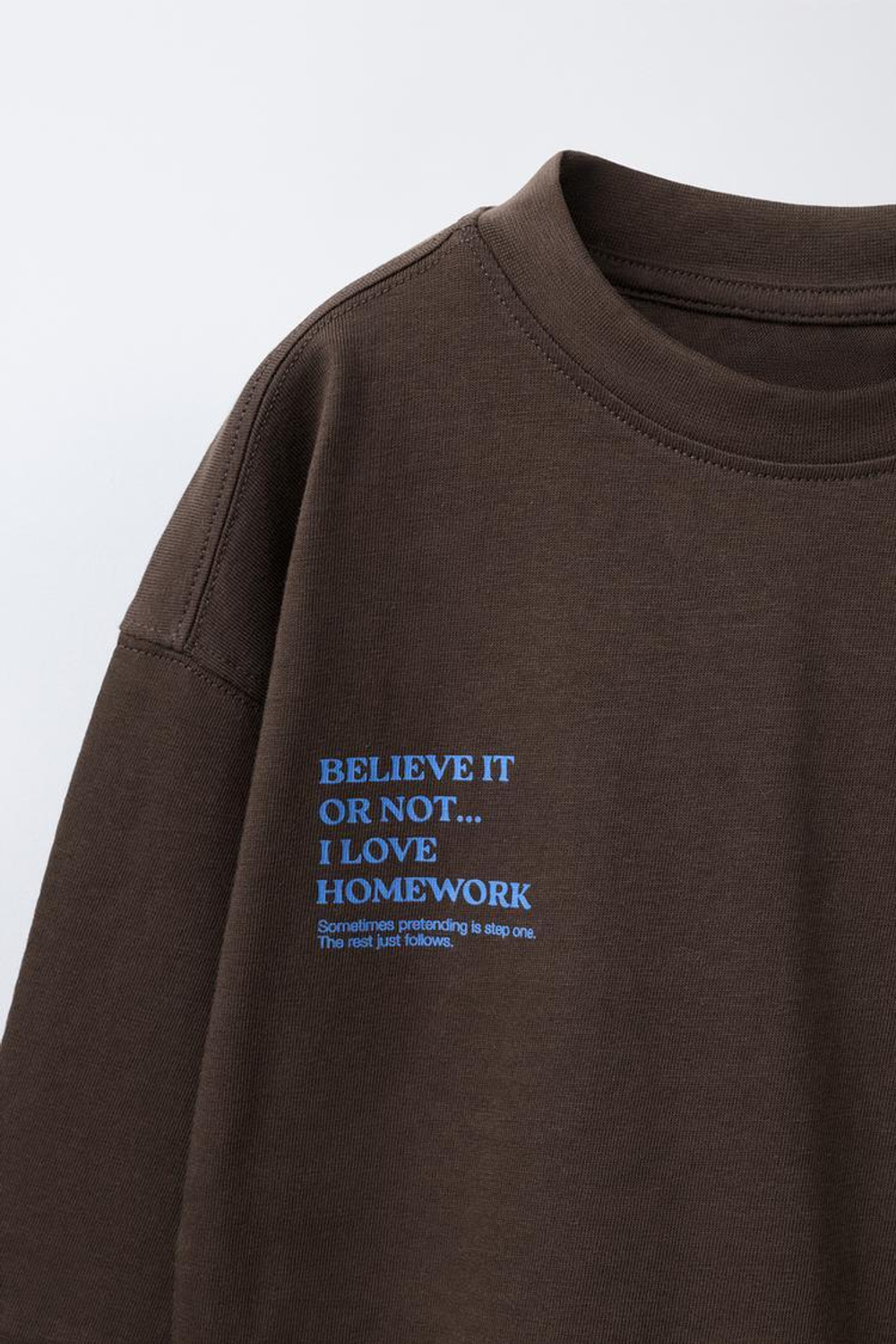 ZARA ФУТБОЛКА С КОНТРАСТНЫМ ТЕКСТОВЫМ ПРИНТОМ, ШОКОЛАДНЫЙ