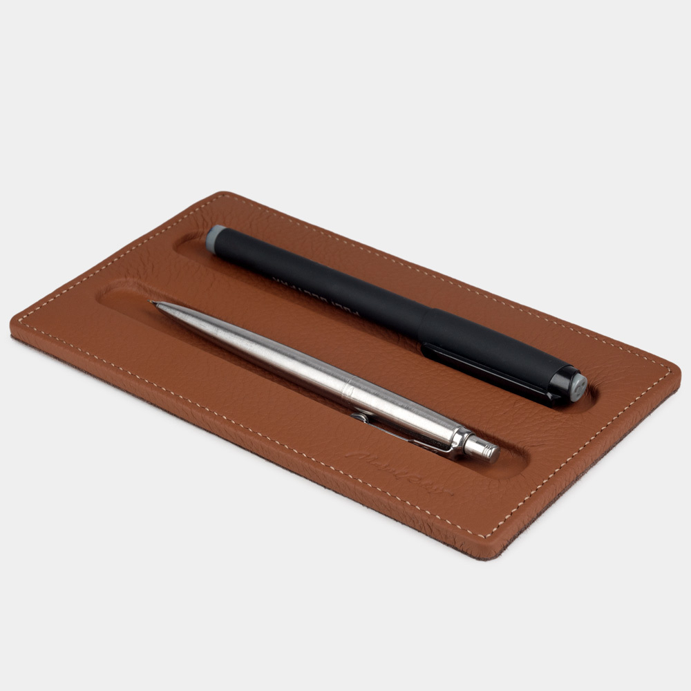 Подставка кожаная для ручек коричневого цвета