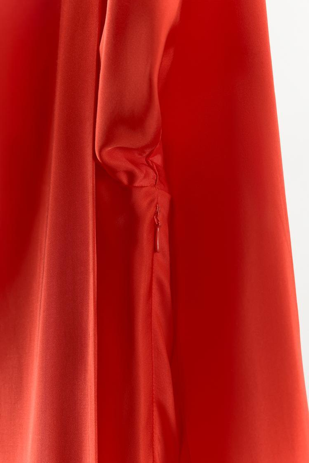 ZARA АТЛАСНОЕ ПЛАТЬЕ С РУКАВАМИ «ЛЕТУЧАЯ МЫШЬ» И ПЛАТКОМ, КРАСНЫЙ