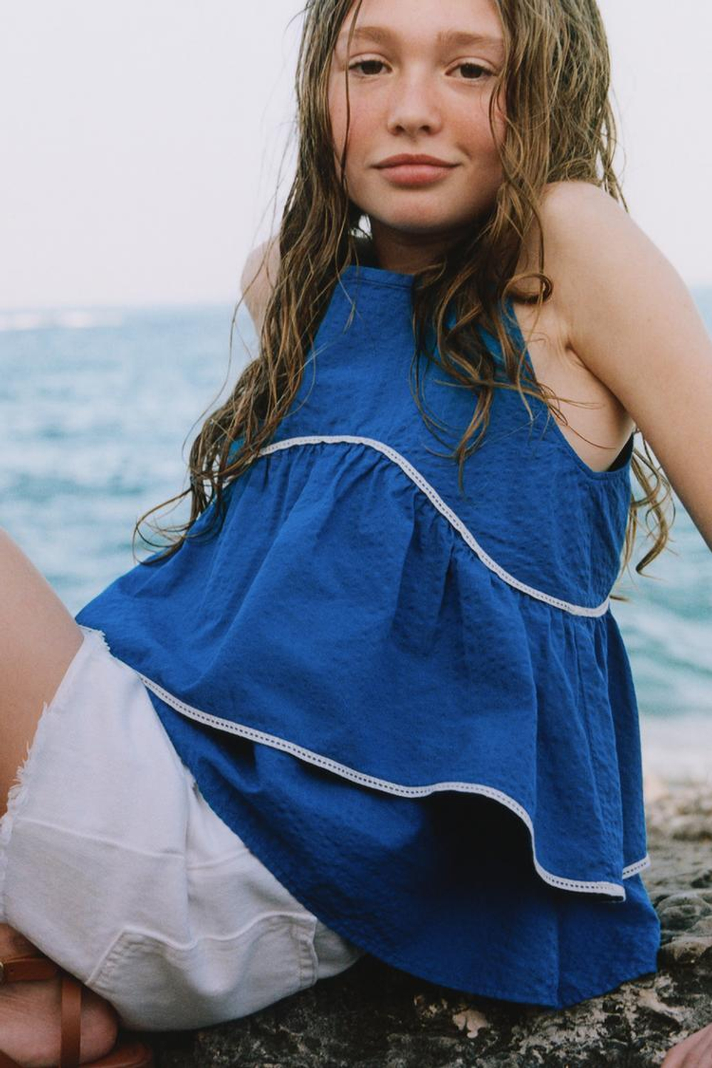 ZARA ТОП С ВОЛАНАМИ И ДЕКОРАТИВНОЙ СТРОЧКОЙ, СИНИЙ