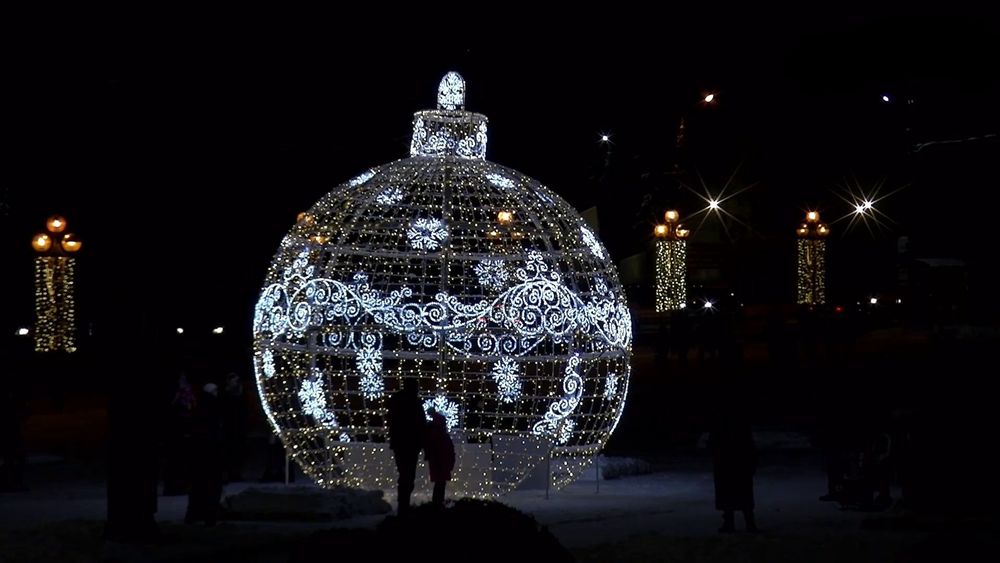 Светящийся елочный "Шар с Вензелями"
