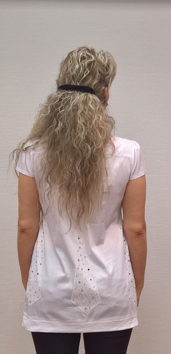 Белый хлопковый блузон со стразовым галстуком