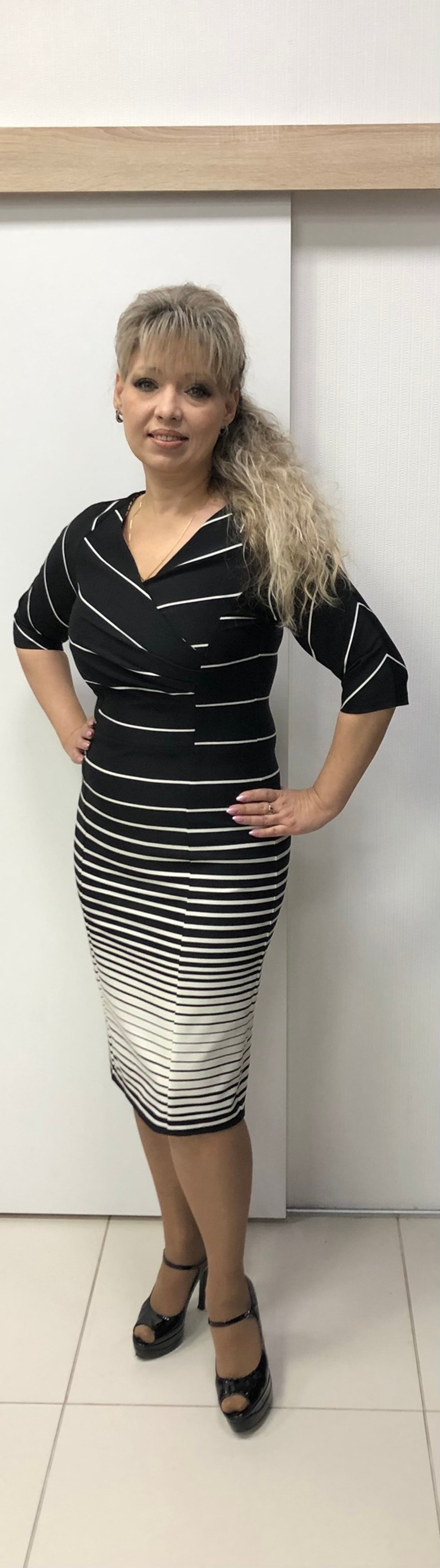 Элегантное платье в бело-черную полоску